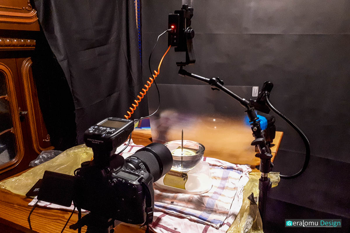Versuchsaufbau zur Wassertropfenfotografie mit MIOPS Splash und Blitzen vor der Kamera