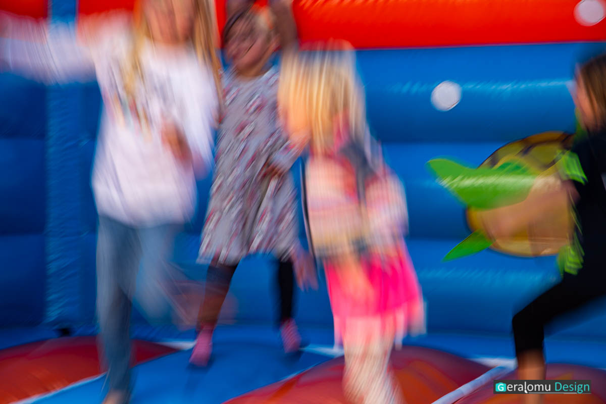 Kreative Fotografie: Bewegungsunschärfe hüpfender Kinder in einer Springburg