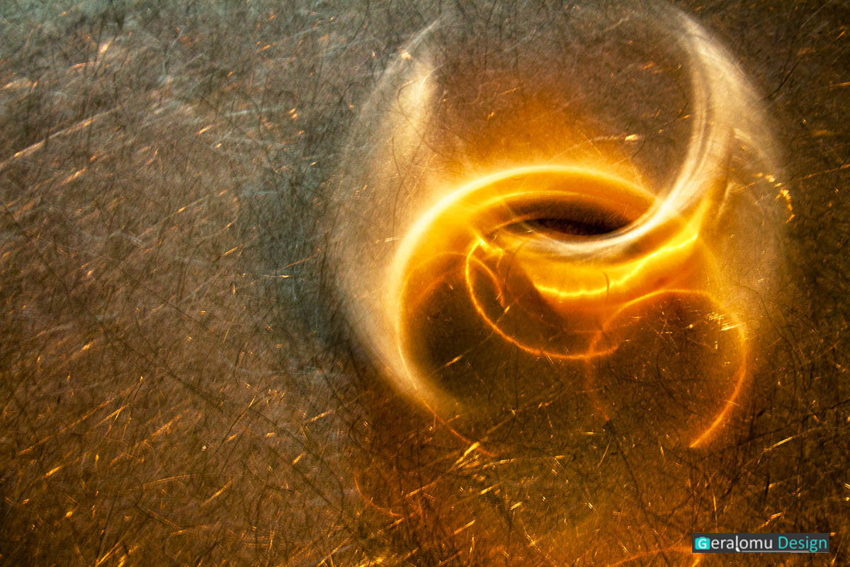 Kreative Fotografie: Bewegungsfigur eines sich drehenden goldenen Ringes