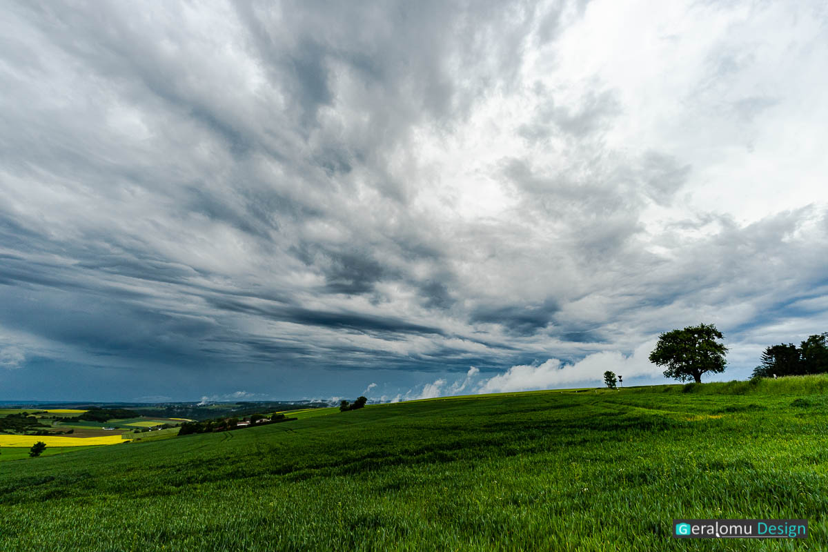 Landschaft: Gewitterwolken über dem Ort Möhn im Kreis Trier-Saarburg