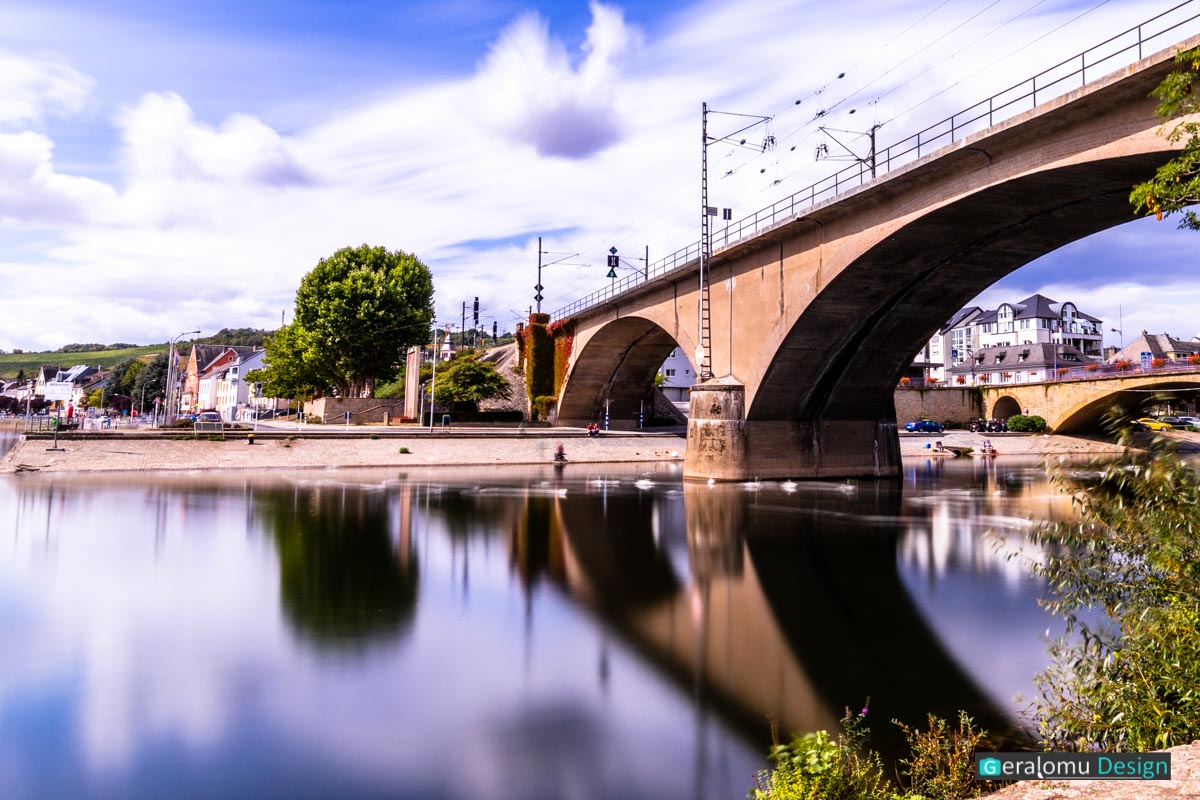 Langzeitbelichtung: Das Foto zeigt eine Stadtlandschaft von Wasserbillig mit einer Brücke über die Sauer.