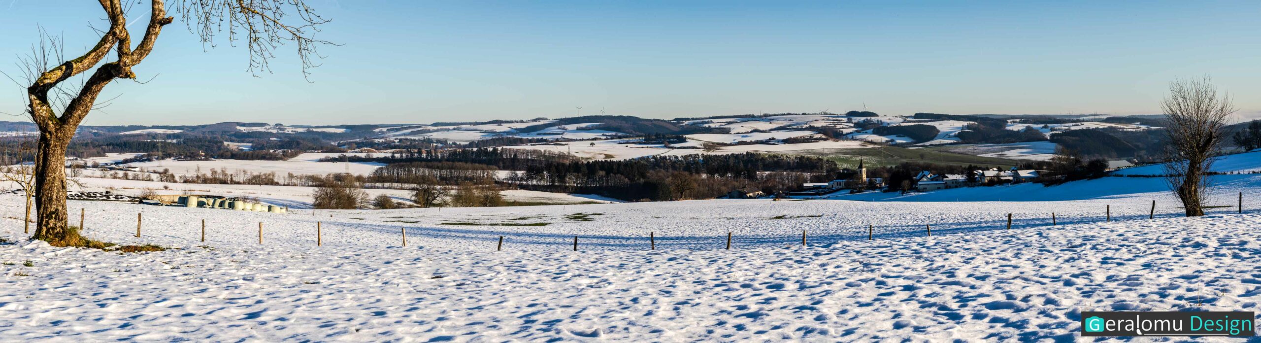 Landschaftsfotografie: Das Bild zeigt einen Panoramablick auf den Ort Niederlauch im Kreis Bitburg-Prüm in schneebedeckter Landschaft.