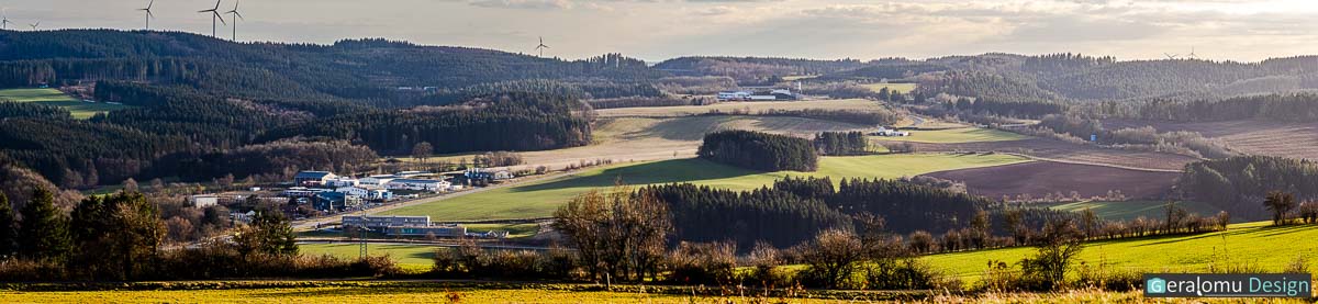 Dieses Landschafts-Panoramafoto zeigt das Industriegebiet des Ortsteils Niederprüm der Waldstadt Prüm mit Umgebung.