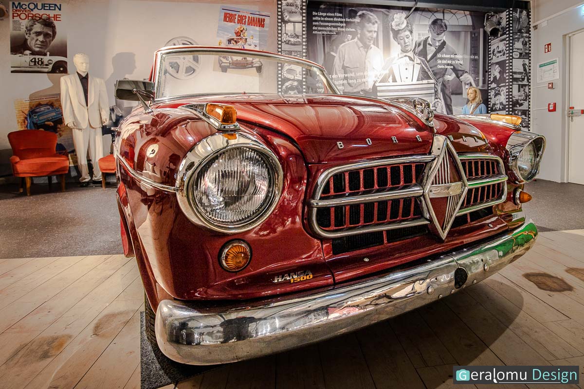 Zu sehen ist die eindrucksvolle Front eines roten Borgward-Cabriolets im Zylinderhaus in Bernkastel-Kues.