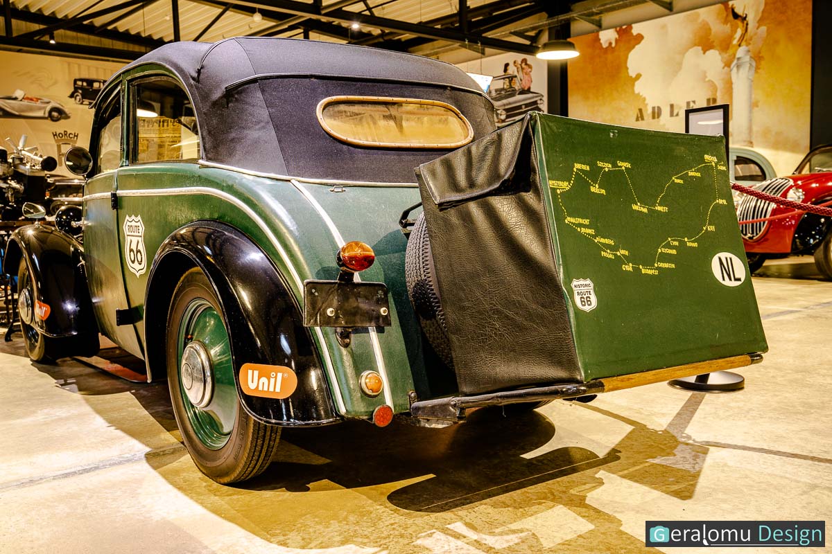 Wir sehen ein DKW-f7-Cabriolet mit einem Route 66-Koffer als Heckgepäck im Zylinderhaus in Bernkastel-Kues.