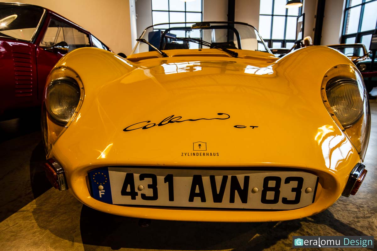 Das Foto zeigt die eindrucksvolle Front eines gelben Sportwagens der Automarke Colani auf Basis eines VW Käfers im Zylinderhaus in Bernkastel-Kues.