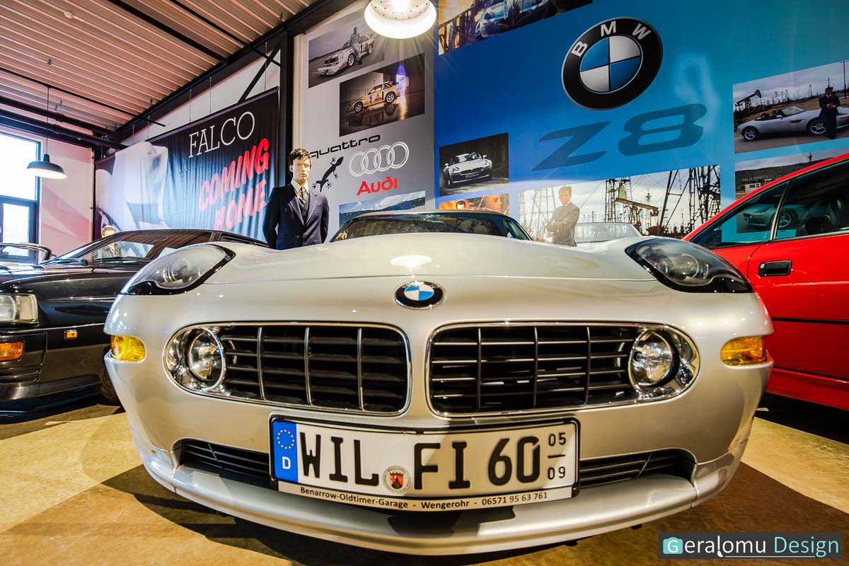 Zu sehen ist die wunderschöne Front eines weißen BMW Z8 im Zylinderhaus in Bernkastel-Kues.
