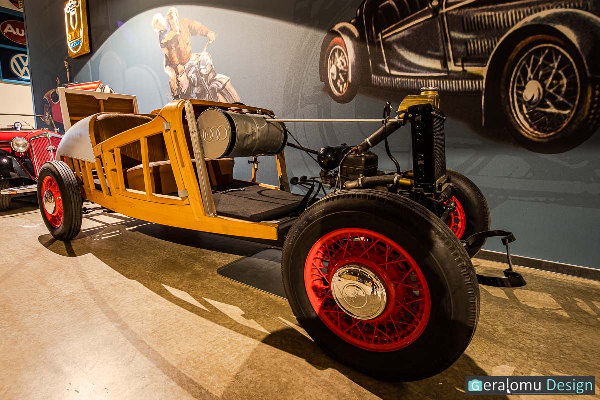 Das Foto zeigt den Holzrahmen eines DKW-Sportwagen-Oldtimers im Zylinderhaus in Bernkastel-Kues.