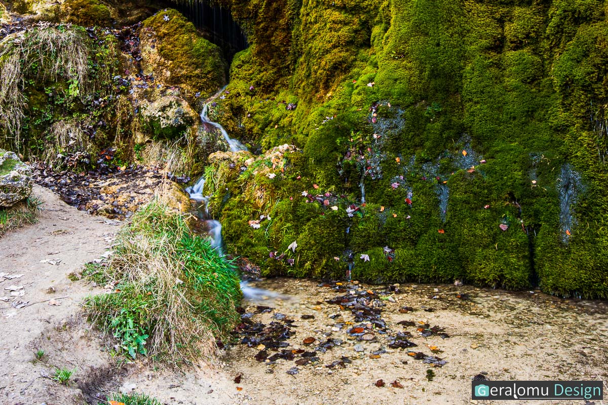 Das Foto zeigt mehrere kleine Wasserfälle am Wasserfall Dreimühlen bei Nohn.