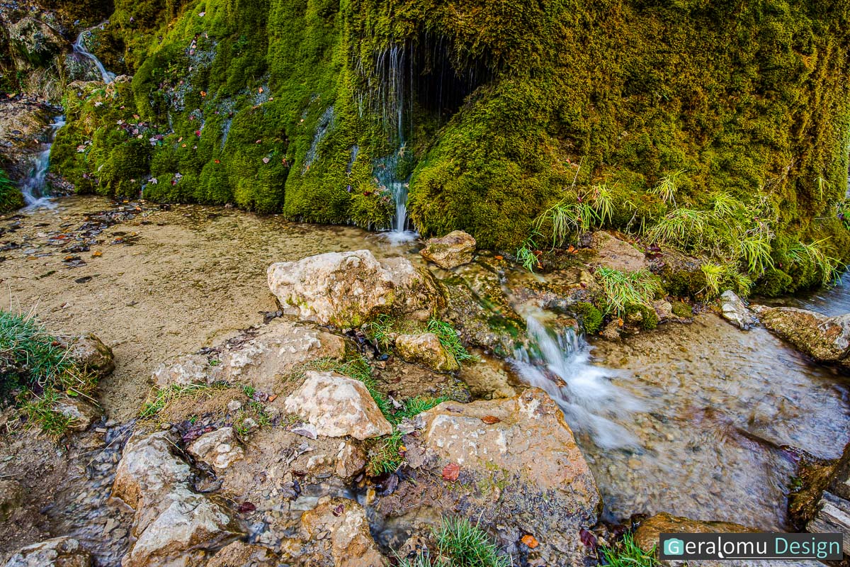 Das Foto zeigt mehrere kleine Wasserfälle am Wasserfall Dreimühlen bei Nohn.