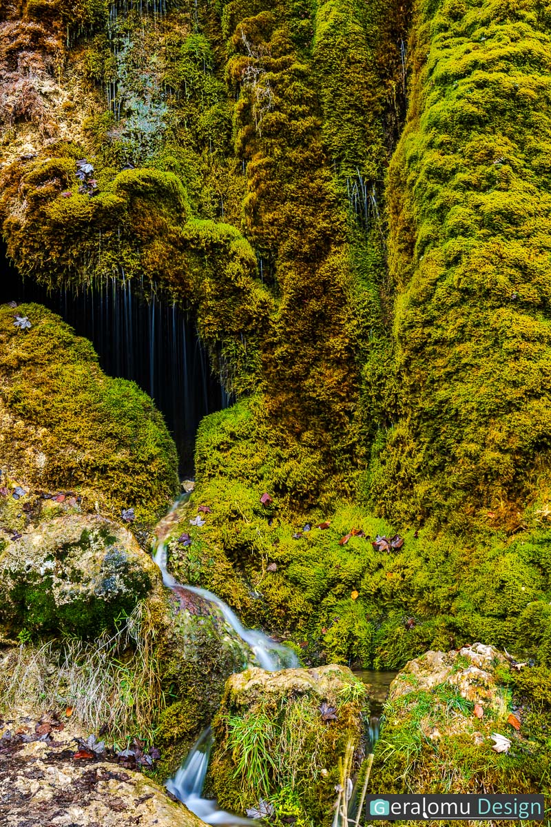 Hier ist ein kleiner Wasserfall am Wasserfall Dreimühlen bei Nohn zu sehen.
