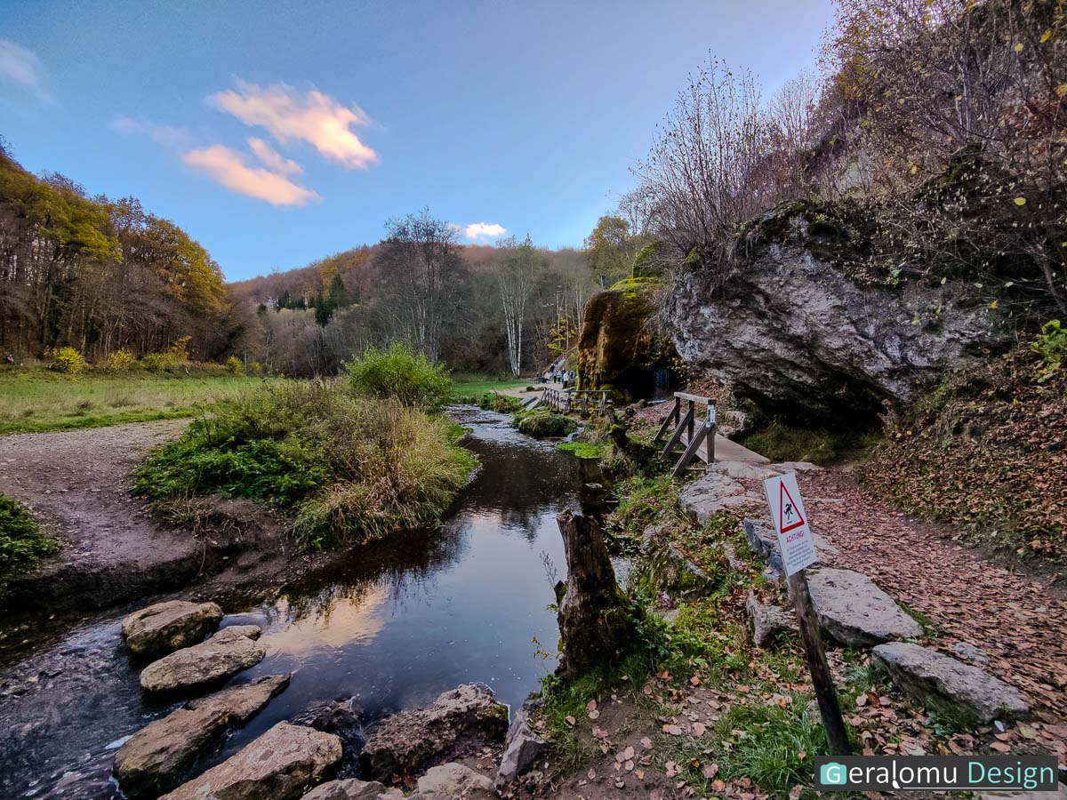 Dieses Naturfoto zeigt den Ahbach neben dem Wasserfall Dreimühlen bei Nohn.
