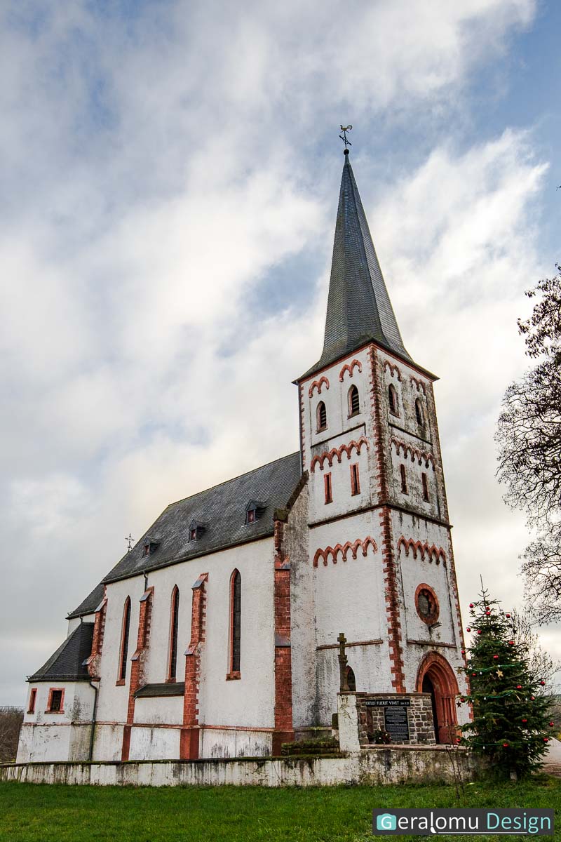 Das Bild zeigt die imposante Pfarrkirche St. Servatius, in der die historische Weihnachtskrippe von Lichtenborn beheimatet ist.