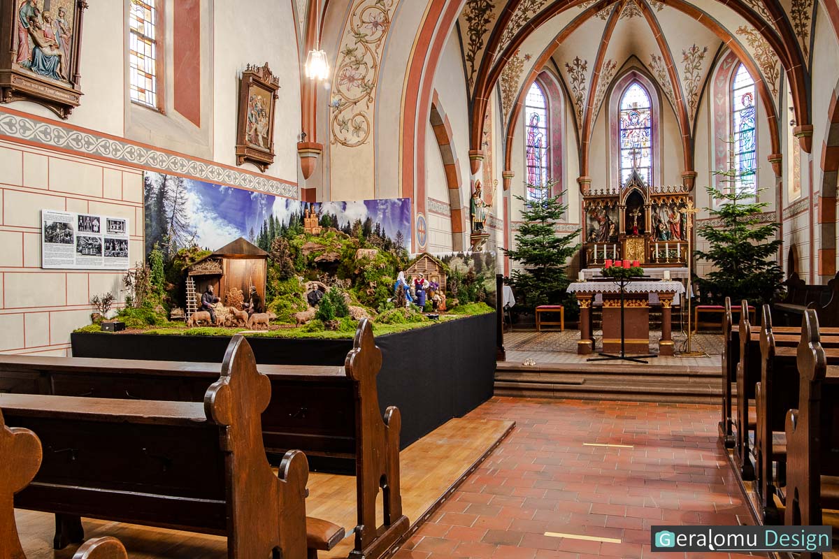 Das Foto zeigt den Blick auf die Szene "Die Herbergssuche" in der historischen Weihnachtskrippe in Lichtenborn von der Kirchenmitte aus.