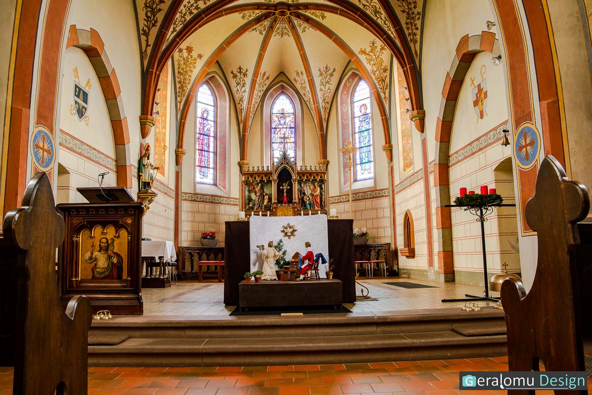 Das Foto zeigt die Szene 1 der historische Weihnachtskrippe von Lichtenborn, die Verkündigung, kurz vor dem Altar, der Pfarrkirche St. Servatius.