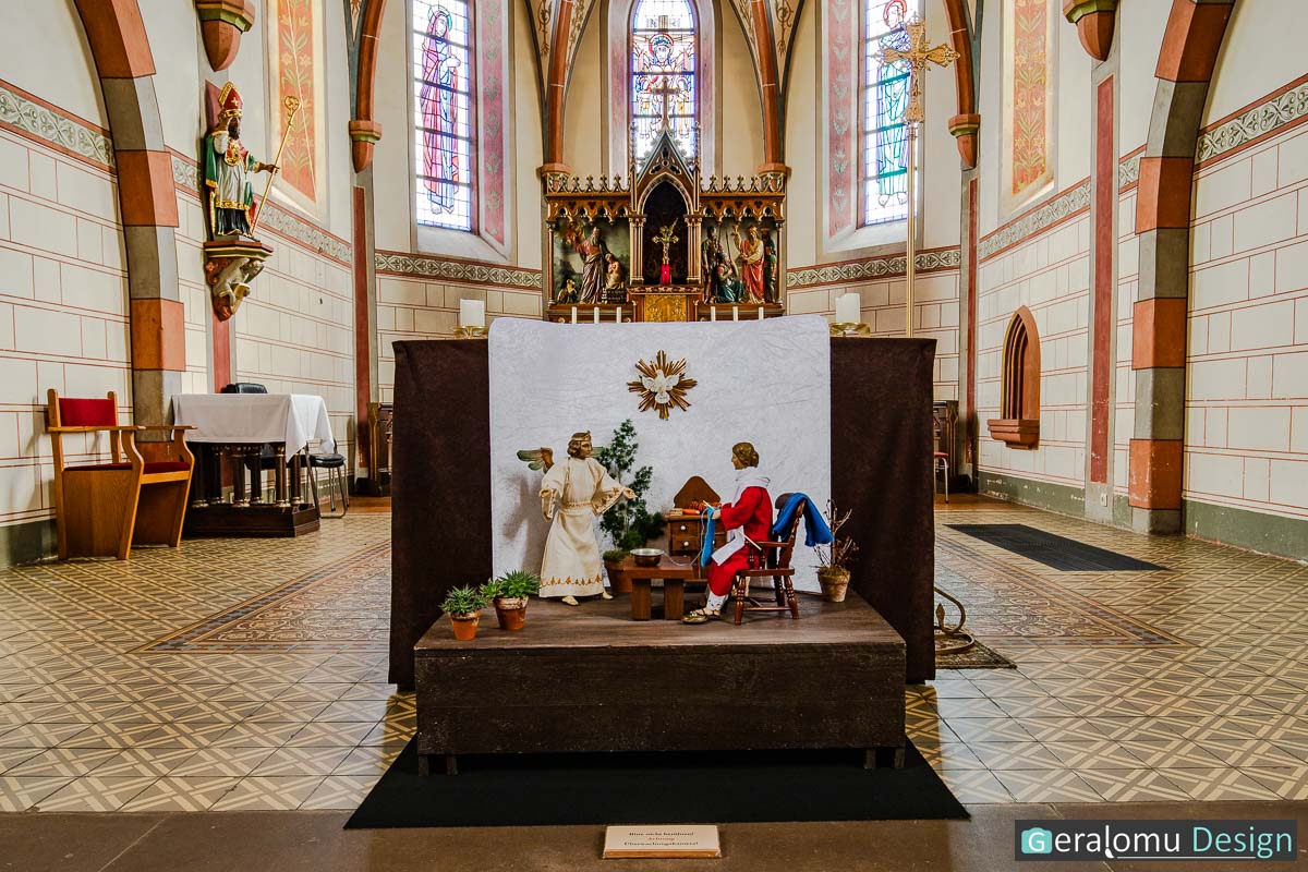 Das Foto zeigt die Szene 1 der historische Weihnachtskrippe von Lichtenborn, die Verkündigung, vor dem Altar, der Pfarrkirche St. Servatius.