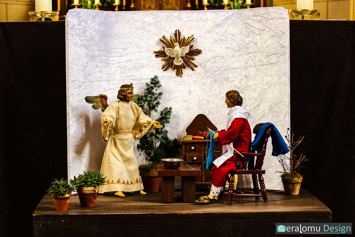 Die Aufnahme zeigt die gesamte Szene 1 der historischen Weihnachtskrippe in Lichtenborn, die Verkündigung.