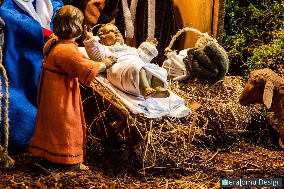 Zu sehen ist eine Nahaufnahme der Krippe mit Kind in der Szene "Die Geburt" in der historischen Krippe in Lichtenborn.