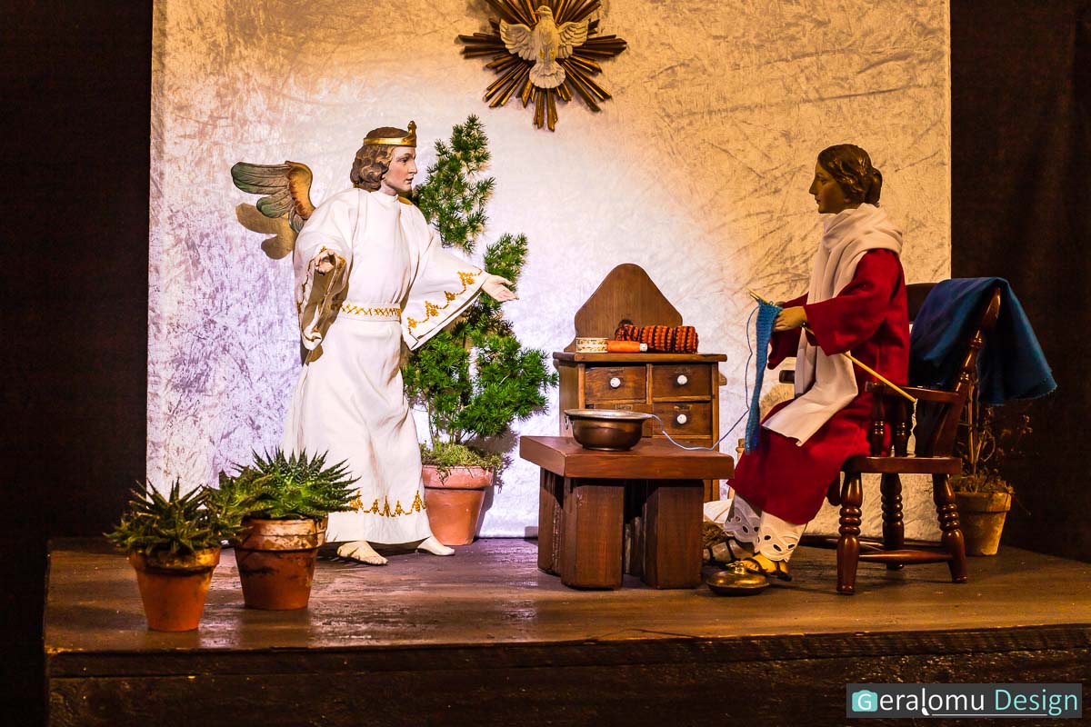 Das Foto zeigt die gesamte Szene 1, die Verkündigung, der historischen Weihnachtskrippe von Lichtenbornmit beleuchtetem Erzengel Gabriel.
