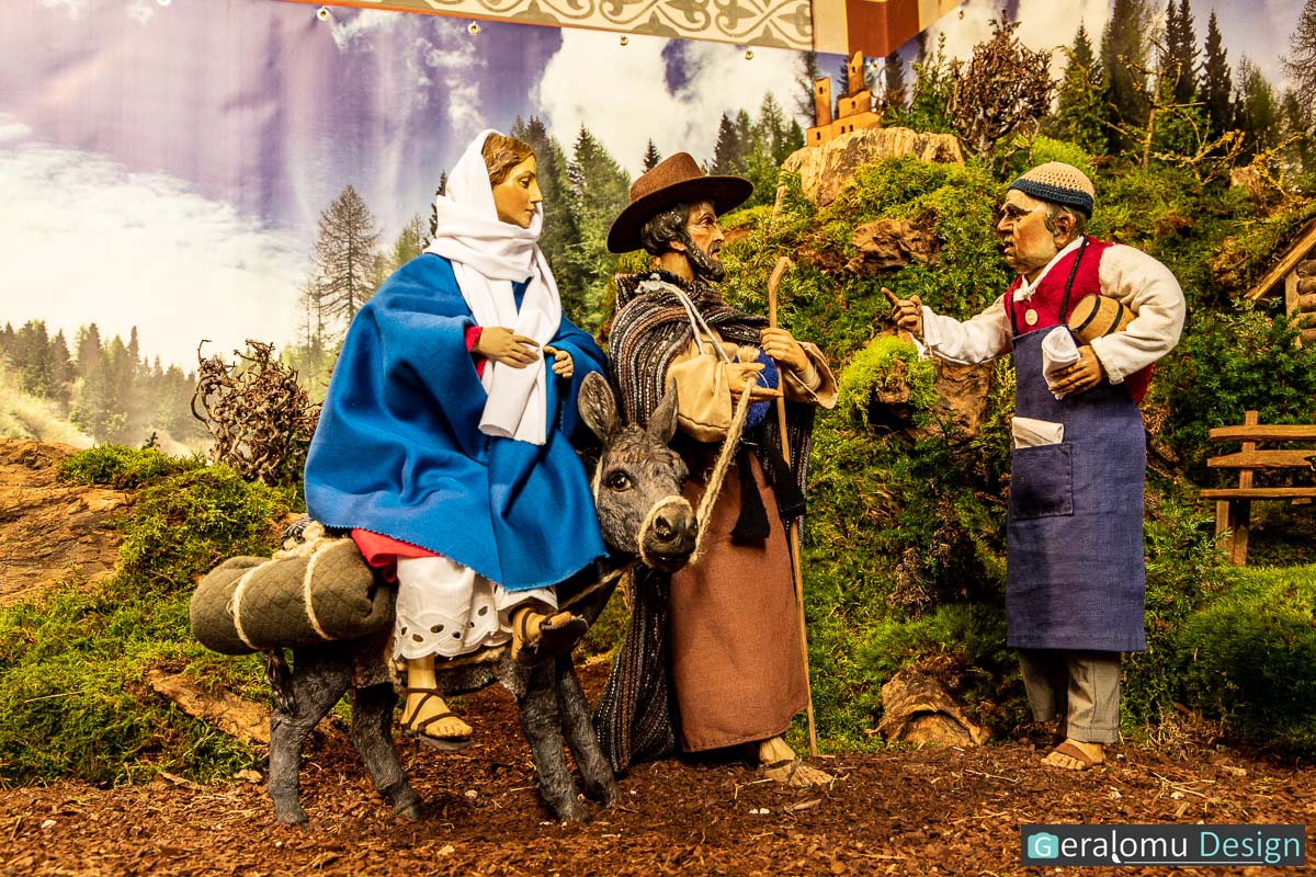 Das Foto zeigt Maria und Joseph in der Szene "Die Herbergssuche" der historischen Weihnachtskrippe in Lichtenborn im Gespräch mit dem Herbergswirt