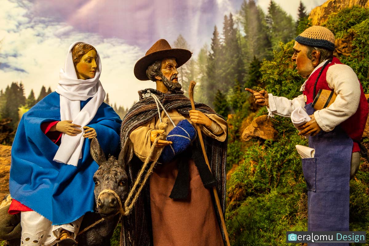 Das Foto zeigt den entsetzten Ausdruck in Josephs Gesicht in der Szene "Die Herbergssuche" der historischen Weihnachtskrippe in Lichtenborn nach der Ablehnung des Herbergsgesuches durch den Herbergswirt.