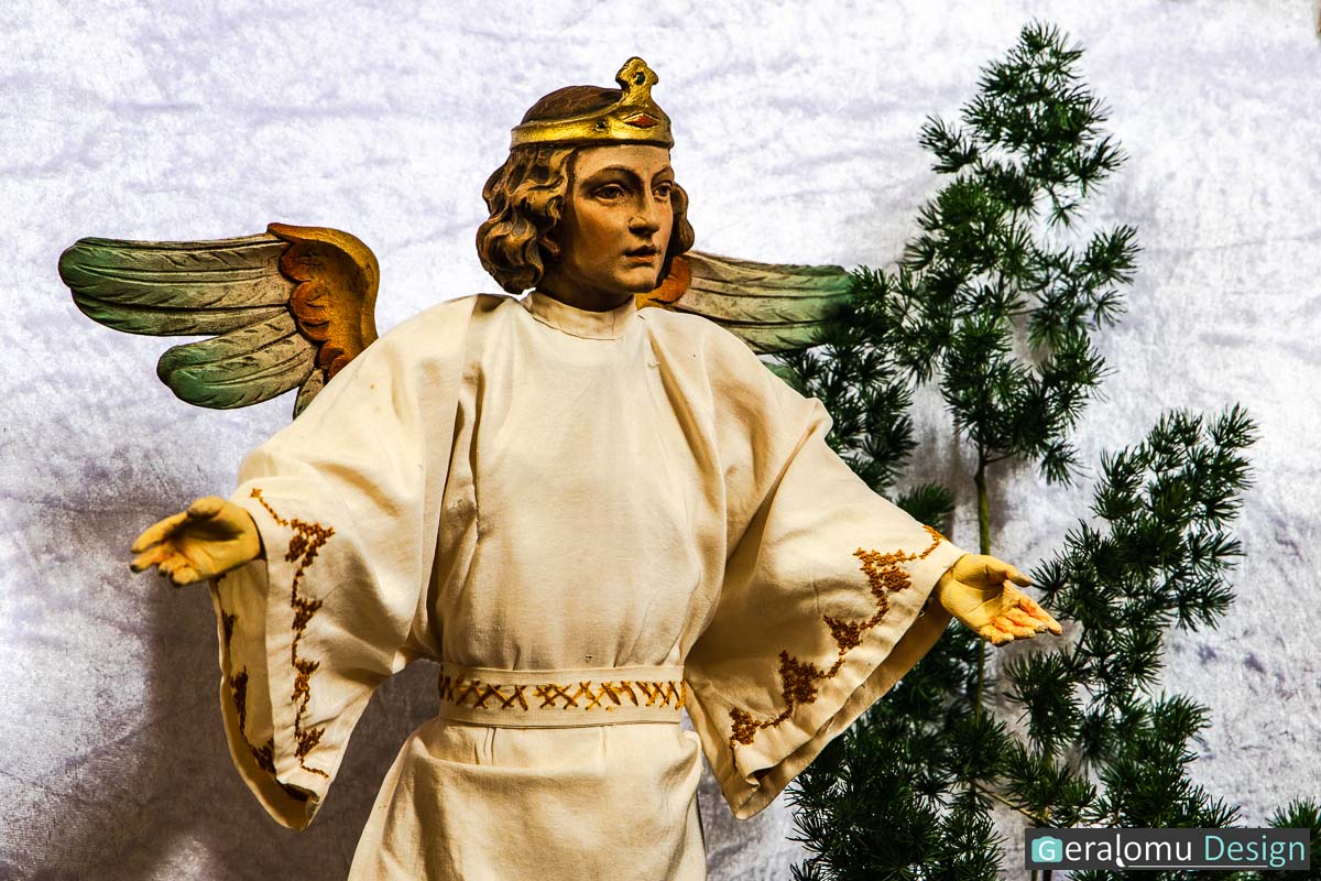 Zu sehen ist ein Ausschnitt des Erzengels Gabriel aus Szene 1 der historischen Weihnachtskrippe in Lichtenborn, der Verkündigung.