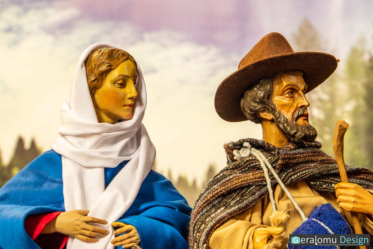 Das Foto zeigt Maria und Joseph in der Szene "Die Herbergssuche" der historischen Weihnachtskrippe in Lichtenborn in Nahaufnahme.