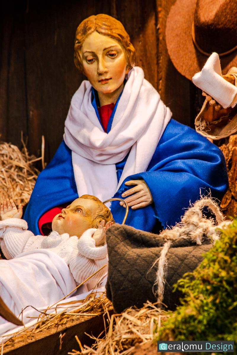 Das Foto zeigt eine Nahaufnahme der Gottesmutter Maria hinter der Krippe ihres neugeborenen Kindes in der Szene "Die Geburt" in der historischen Krippe in Lichtenborn.