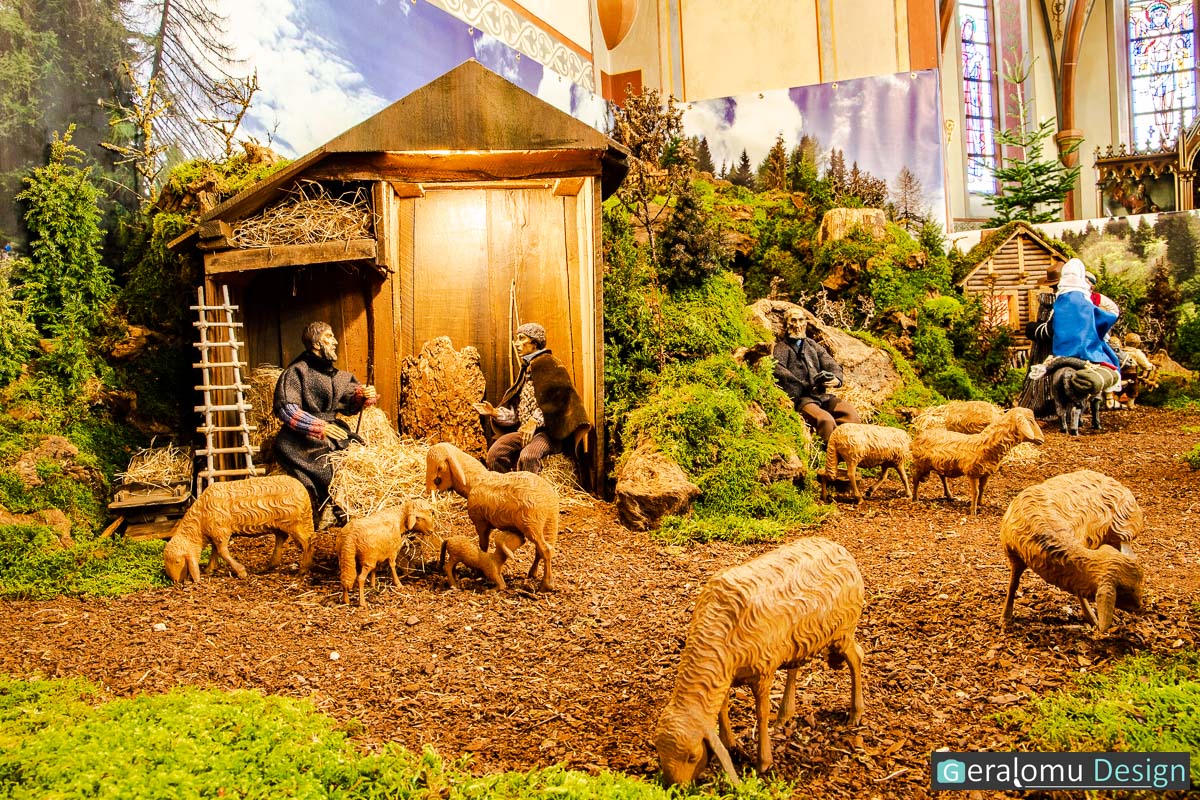 Das Foto zeigt Schafshirten mit ihrer Herde in der Szene "Die Herbergssuche" der historischen Weihnachtskrippe in Lichtenborn.