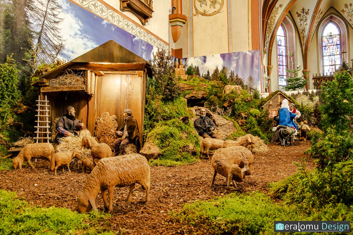 Das Foto zeigt einen erweiterten Blick auf die Schafshirten mit ihrer Herde in der Szene "Die Herbergssuche" der historischen Weihnachtskrippe in Lichtenborn.