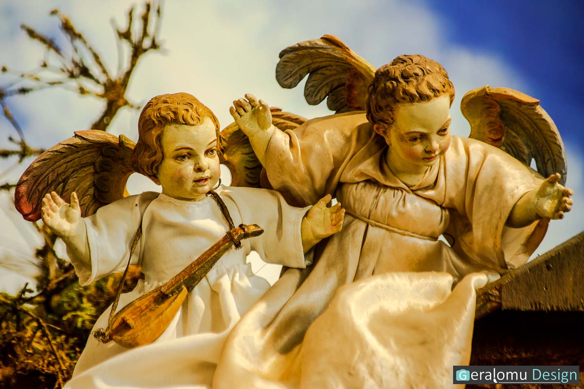 Das Foto zeigt die Nahaufnahme der beiden Engel auf dem Dach in Szene 3 "Die Geburt" in der historischen Krippe in Lichtenborn.