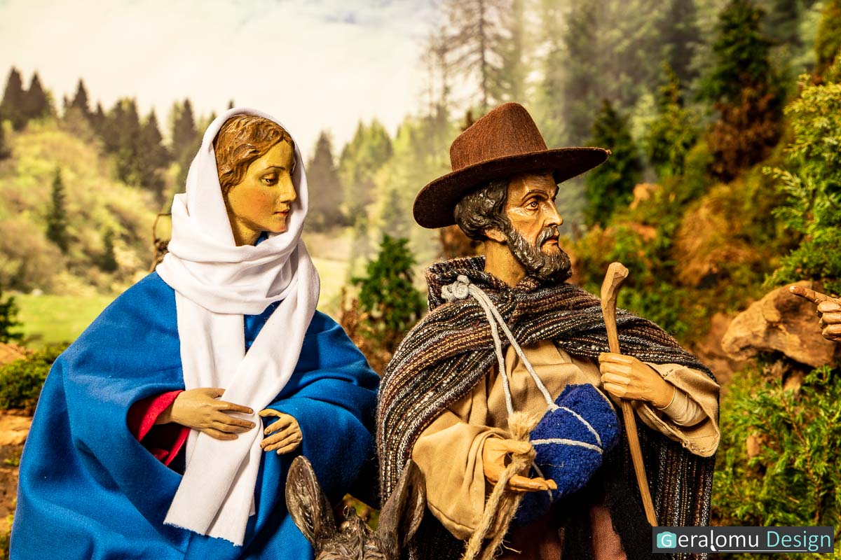 Das Foto zeigt ein Brustbild von Maria und Joseph in der Szene "Die Herbergssuche" der historischen Weihnachtskrippe in Lichtenborn.