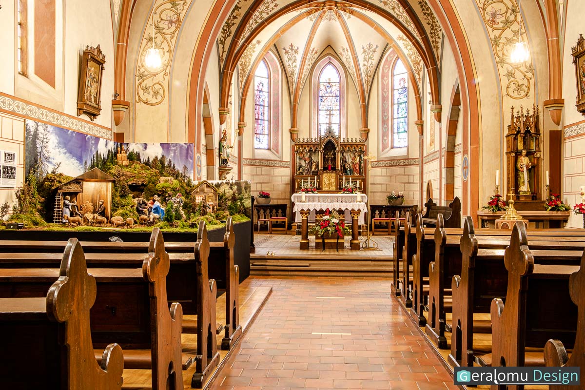 Das Foto zeigt eine Gesamtansicht der fünften Szene "Flucht nach Ägypten" in der historischen Weihnachtskrippe in Lichtenborn von der Mitte des Kirchenschiffs aus betrachtet.