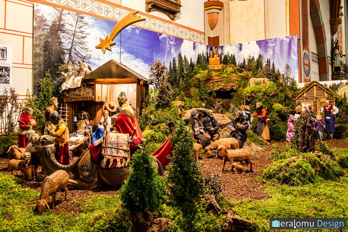 Das Foto zeigt den gesamten Aufbau der Szene Epiphanie in der historischen Krippe in Lichtenborn.