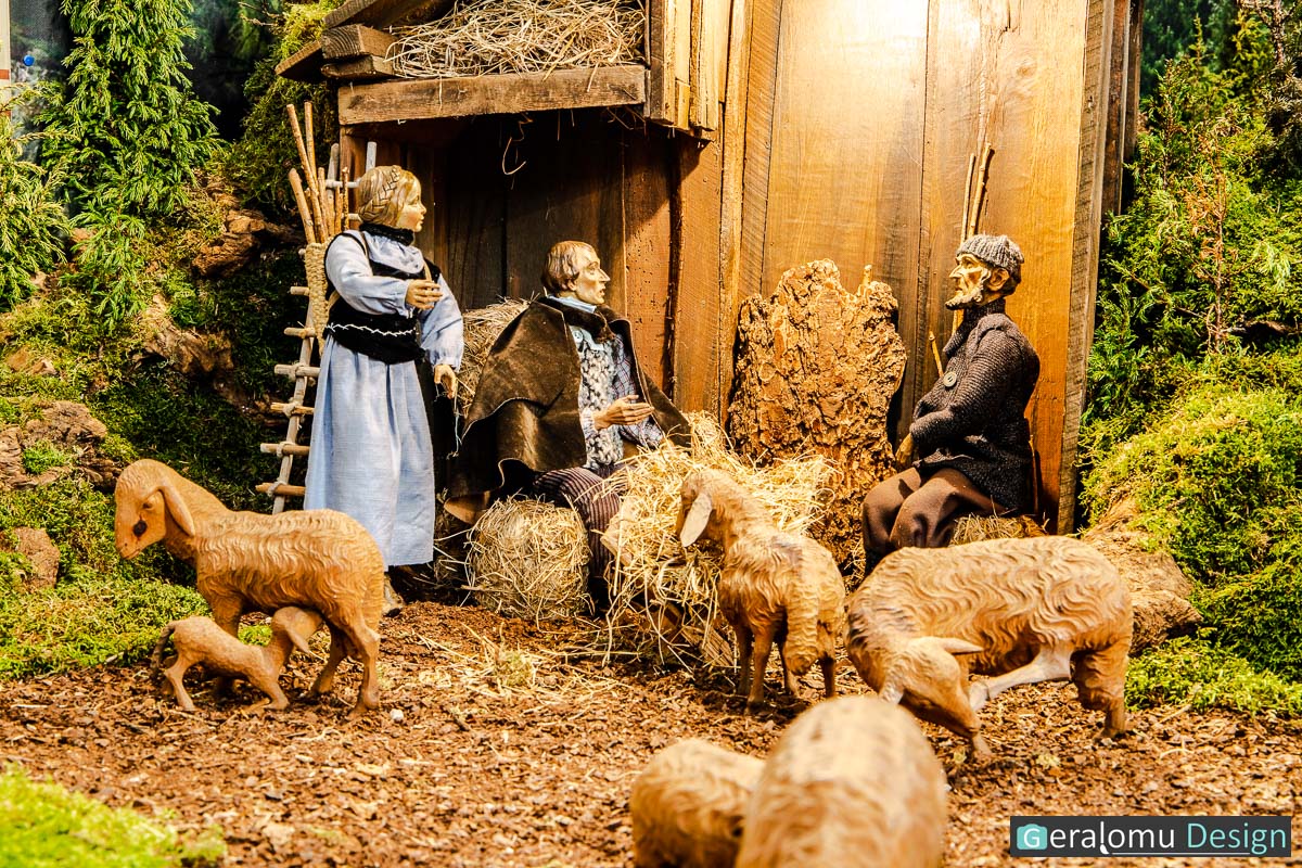 Wir sehen den ersten Teilbereich mit den Hirten im Stall in der fünften Szene "Flucht nach Ägypten" in der historischen Weihnachtskrippe in Lichtenborn.