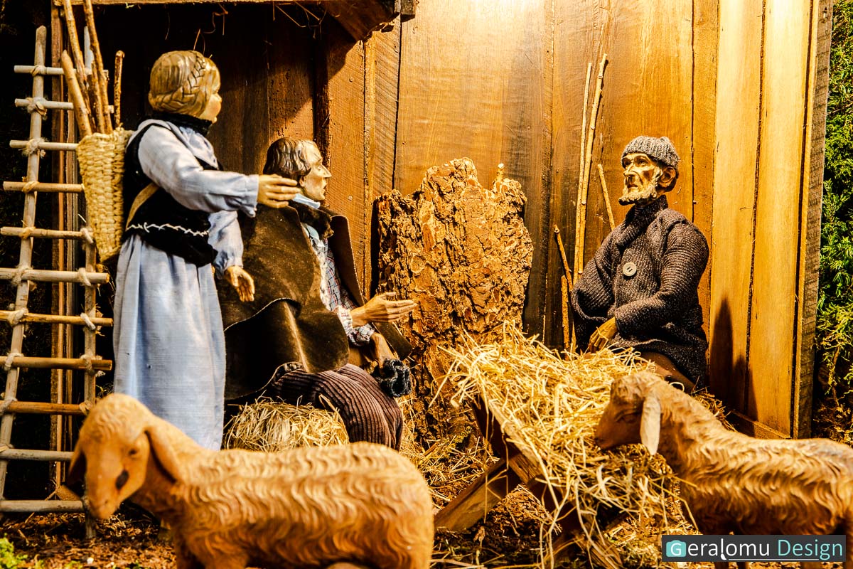 Zu sehen ist eine nähere Aufnahme des ersten Teilbereichs mit den Hirten im Stall in der fünften Szene "Flucht nach Ägypten" in der historischen Weihnachtskrippe in Lichtenborn.