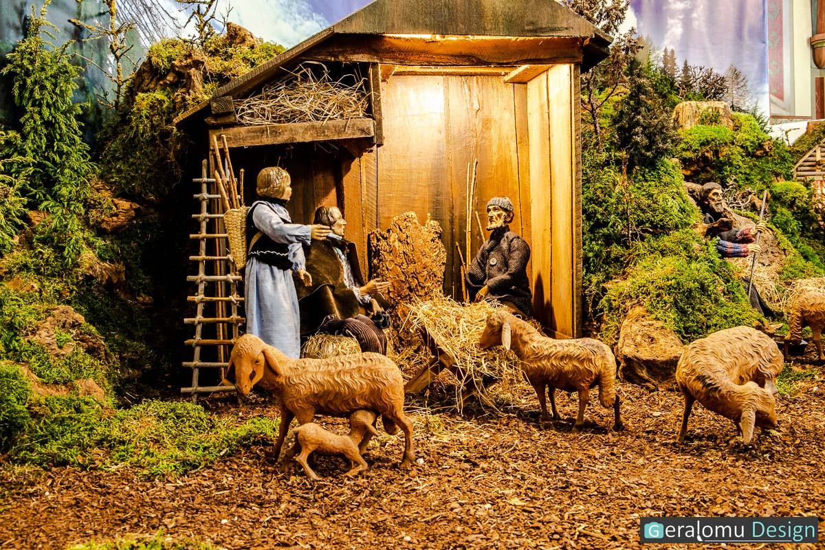 Wir sehen eine andere Perspektive der Hirten im Stall im ersten Teilbereich in der fünften Szene "Flucht nach Ägypten" in der historischen Weihnachtskrippe in Lichtenborn.