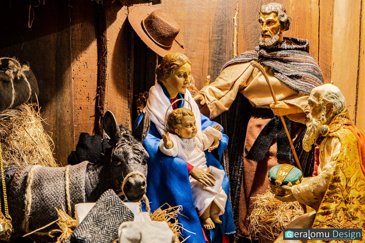 Zu sehen ist einer der heiligen drei Könige im Stall von Bethlehem in der Szene Epiphanie in der historischen Weihnachtskrippe in Lichtenborn.