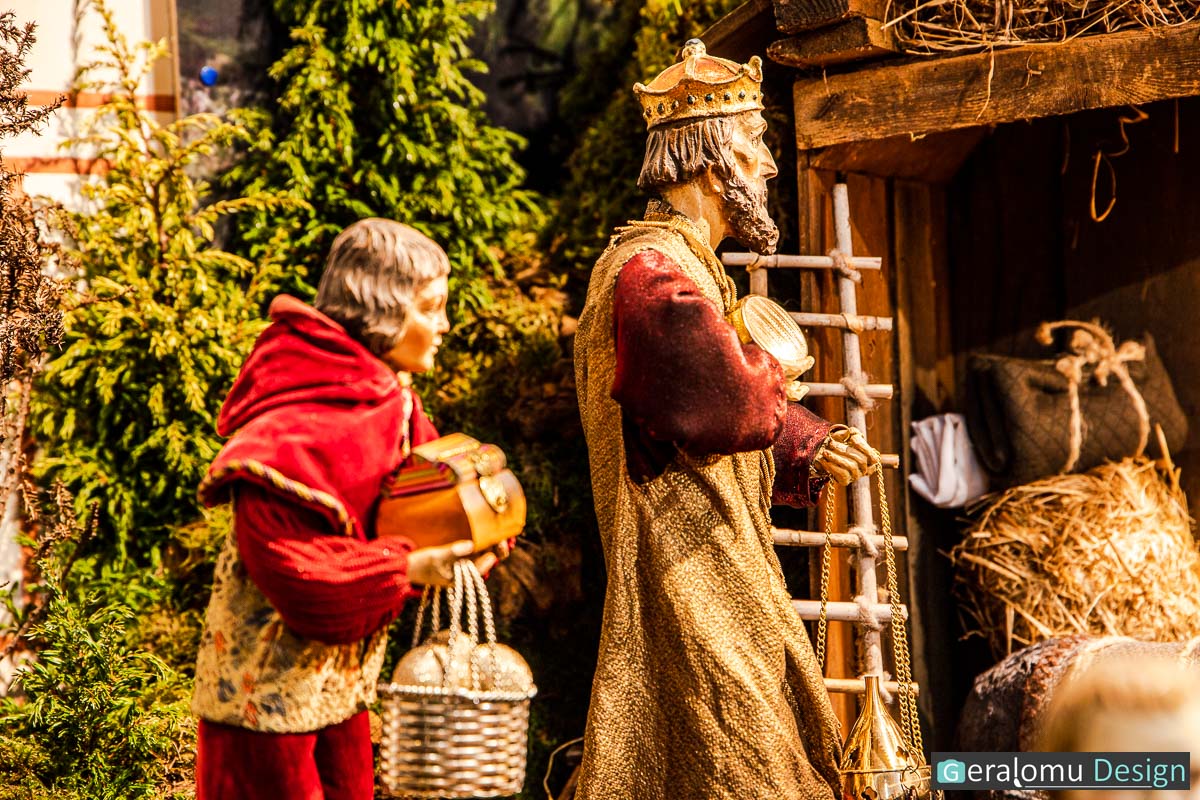 Zu sehen ist einer der heiligen drei Könige links vor dem Stall von Bethlehem in der Szene Epiphanie in der historischen Weihnachtskrippe in Lichtenborn.