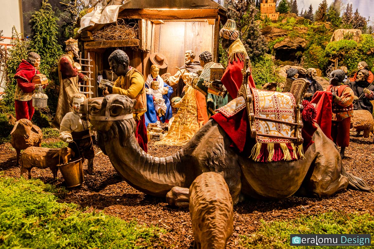 Zu sehen ist eine Nahaufnahme der heiligen drei Könige mit Begleitmannschaft samt Kamel in der Szene Epiphanie in der historischen Weihnachtskrippe in Lichtenborn.