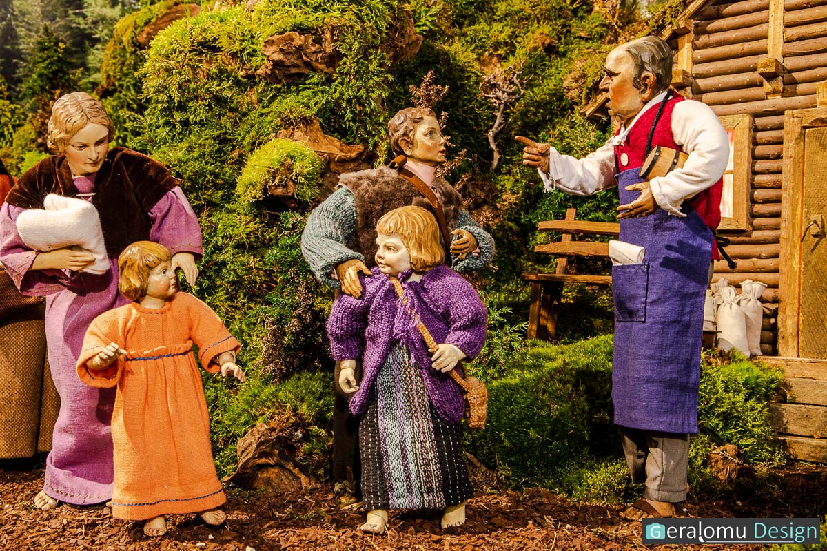 Das Foto zeigt eine Personengruppe im Gespräch mit dem Herbergswirt in der Szene Epiphanie in der historischen Weihnachtskrippe in Lichtenborn.