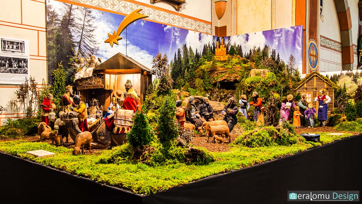 Zu sehen ist der gesamte Aufbau der Szene Epiphanie in der historischen Weihnachtskrippe in Lichtenborn aus einer anderen Perspektive.