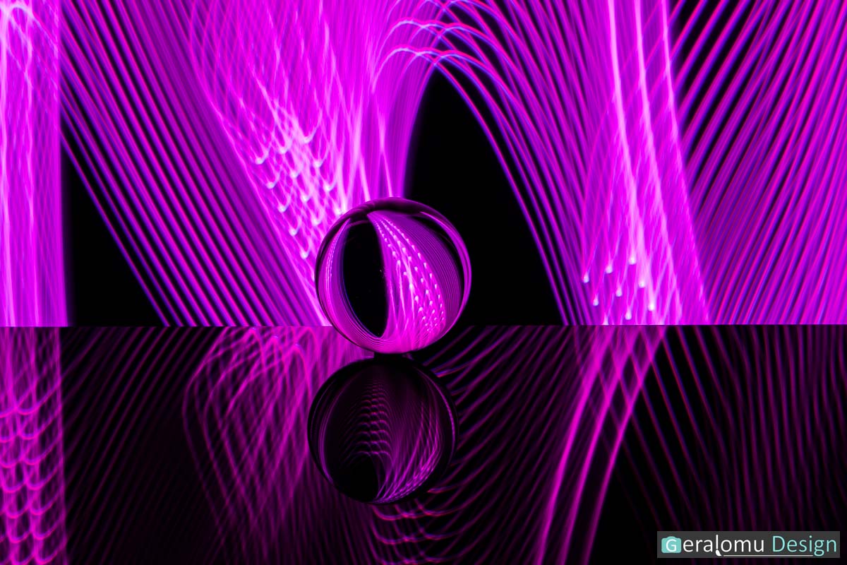 Das Foto zeigt ein Lightpainting mit Glaskugel und violettem Muster.