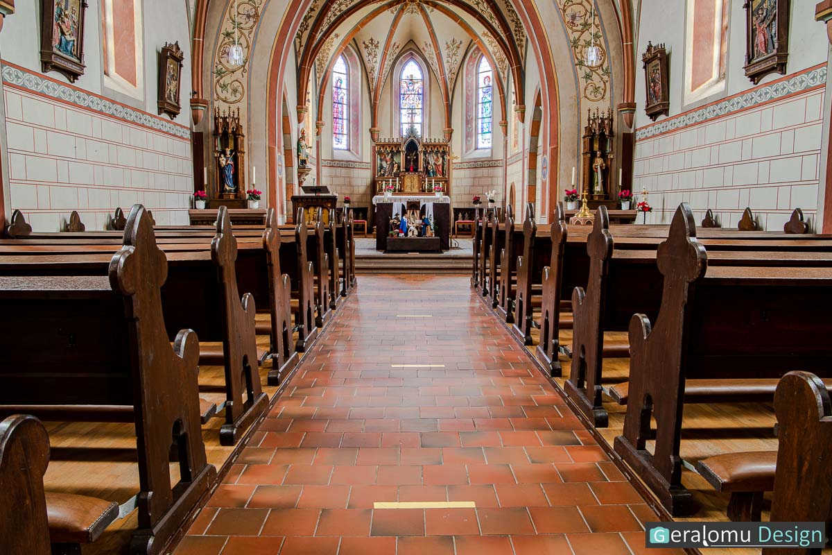 Die "Darstellung des Herrn" in Szene 6 der historischen Krippe in Lichtenborn, betrachtet vom Kircheneingang.