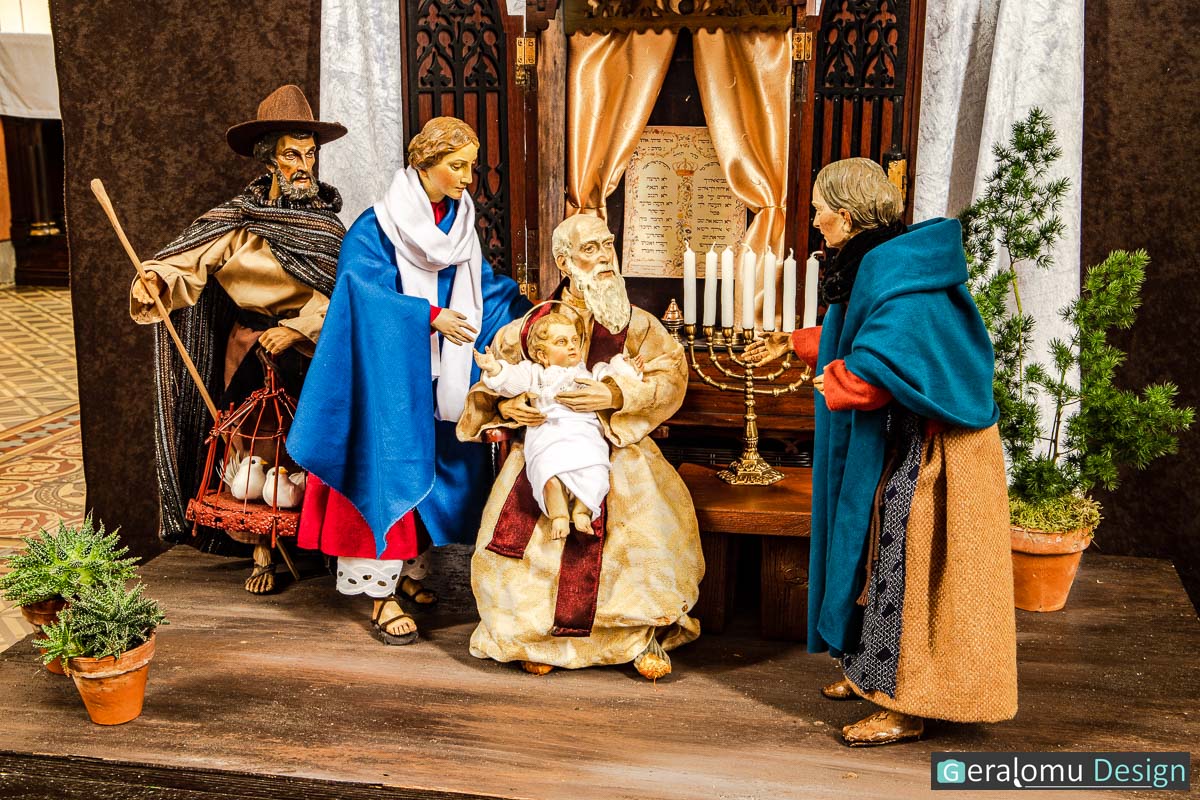 Zu sehen ist die "Darstellung des Herrn"in Szene 6 der historischen Weihnachtskrippe in Lichtenborn in einer Nahaufnahme der beteiligten Personen.