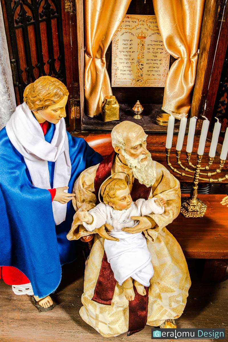 Zu sehen ist die "Darstellung des Herrn"in Szene 6 der historischen Weihnachtskrippe in Lichtenborn mit einer Detailaufnahme von Simeon, Jesus und Maria.