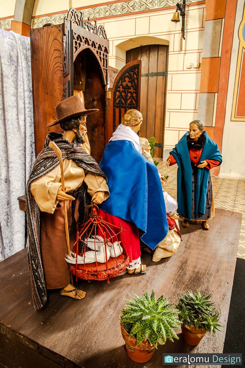 Zu sehen ist die "Darstellung des Herrn"in Szene 6 der historischen Weihnachtskrippe in Lichtenborn in seitlicher Perspektive mit Josef und dem Taubenkäfig im Vordergrund.