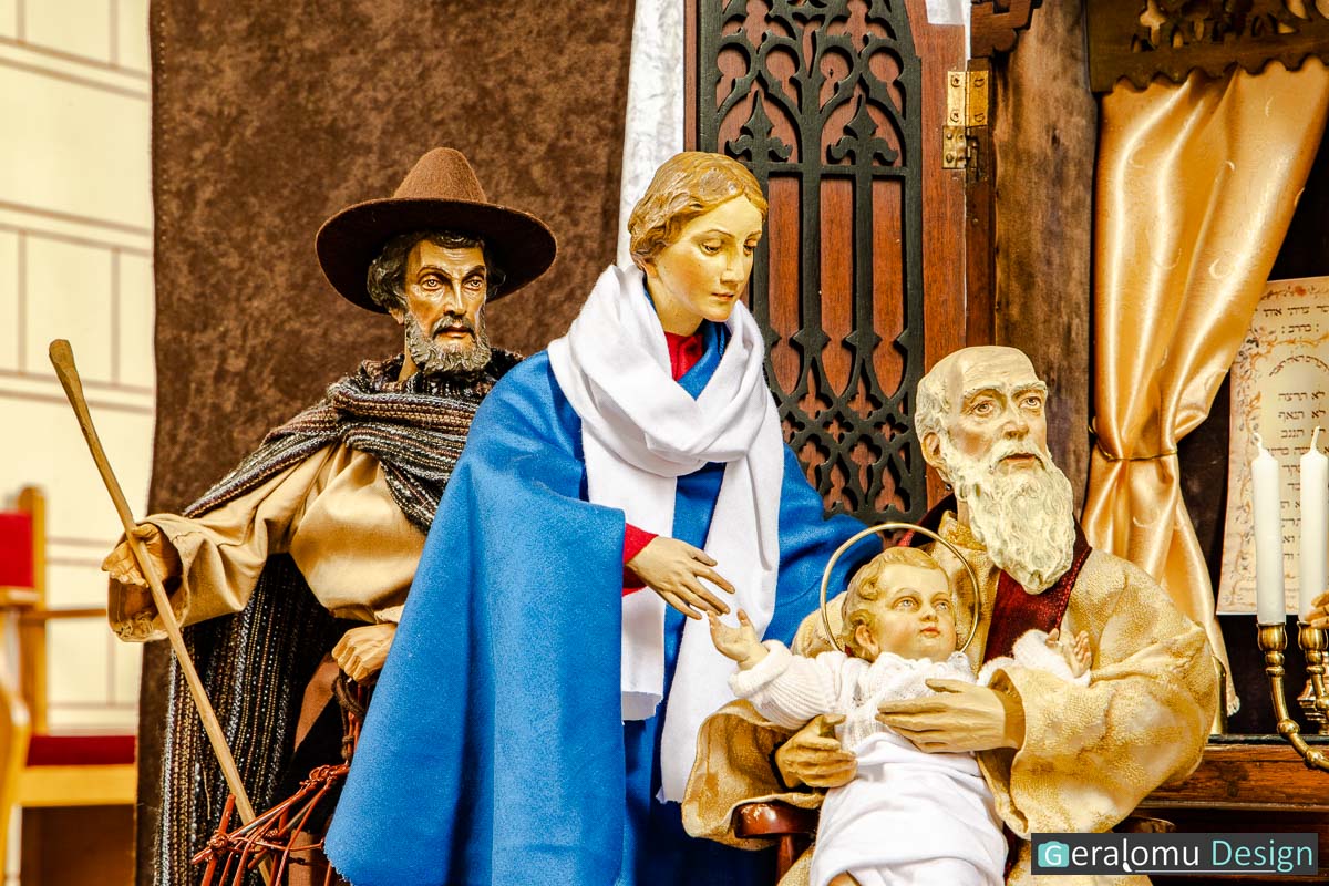 Zu sehen ist die "Darstellung des Herrn"in Szene 6 der historischen Weihnachtskrippe in Lichtenborn mit einem Ausschnitt der vier Personen Simeon, Jesus, Maria und Josef.