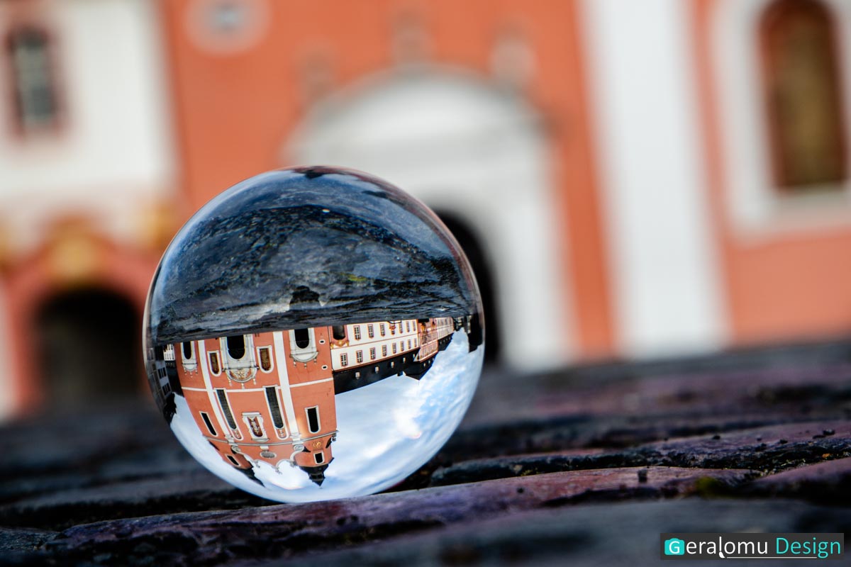Kreative Fotografie: Das Foto zeigt das Regino-Gymnasium und die Basilika in Prüm gemeinsam in einer Glaskugel.