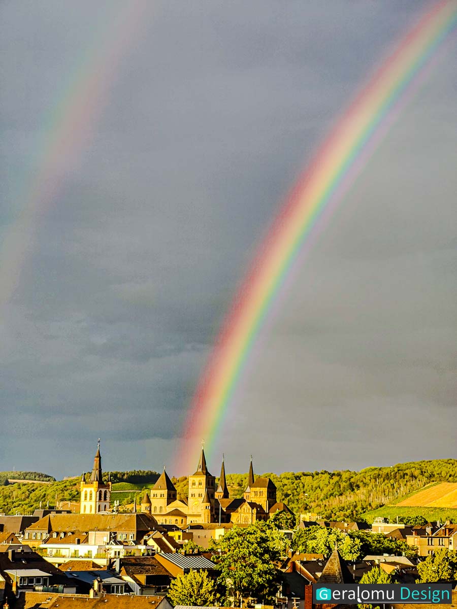 Diese Landschaftsfotografie zeigt einen doppelten Regenbogen über dem Trierer Dom.